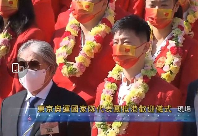 一边吻一边摸进内裤里